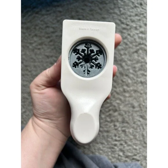 Martha Stewart ALPINE SNOWFLAKE Paper Punch - Picture 2 of 3